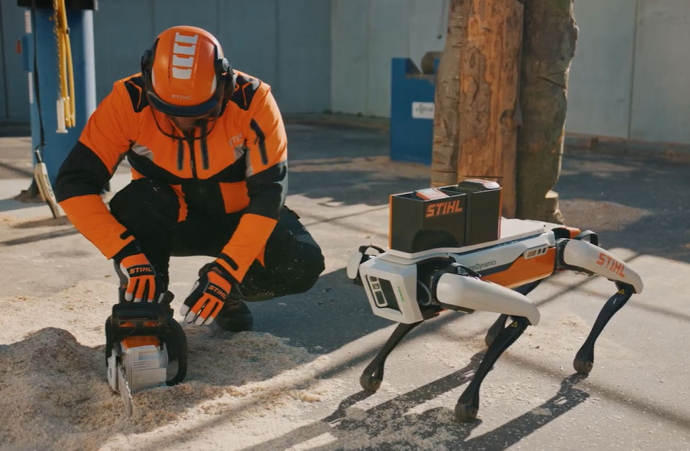 Férfi dolgozik együtt Spot-tal
